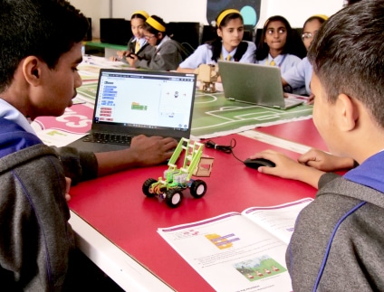 推油按摩 AI & Robotics lab in Arise 色橹橹欧美在线观看视频高清 School