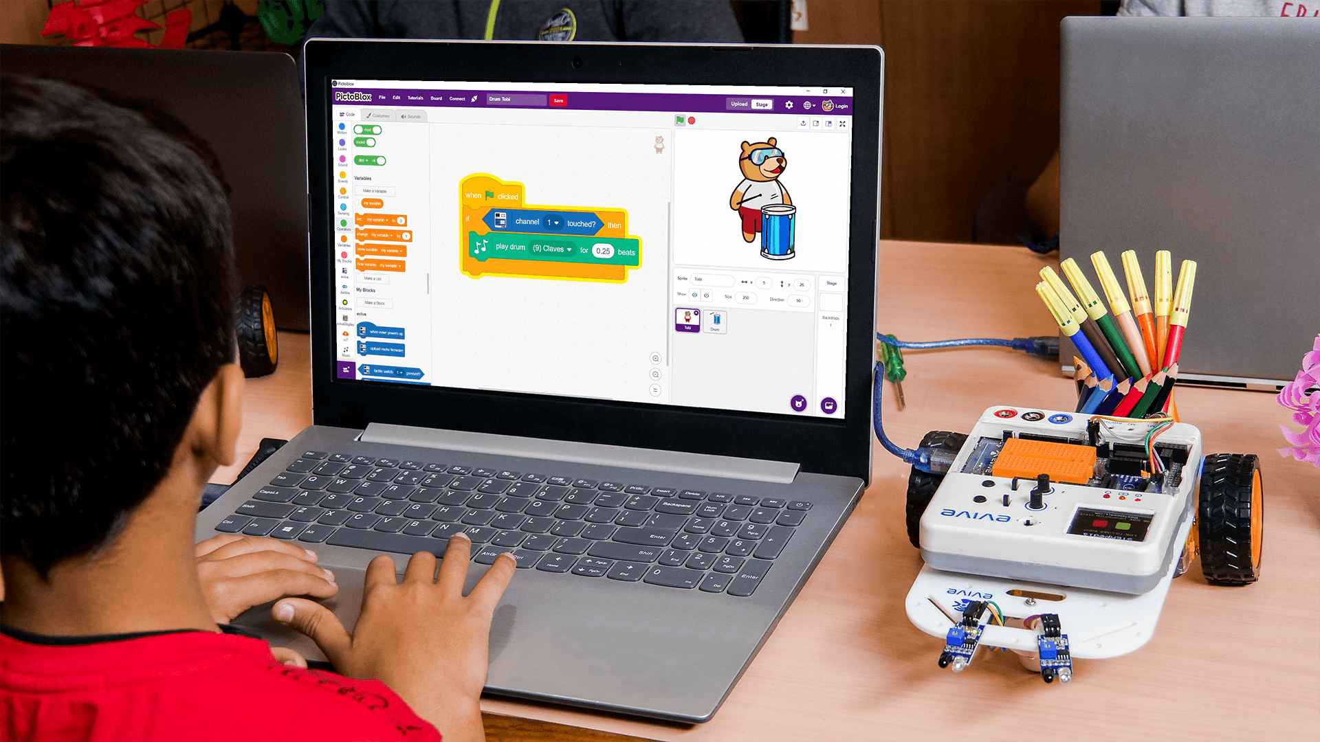Student Programing Robot in Pictoblox 2