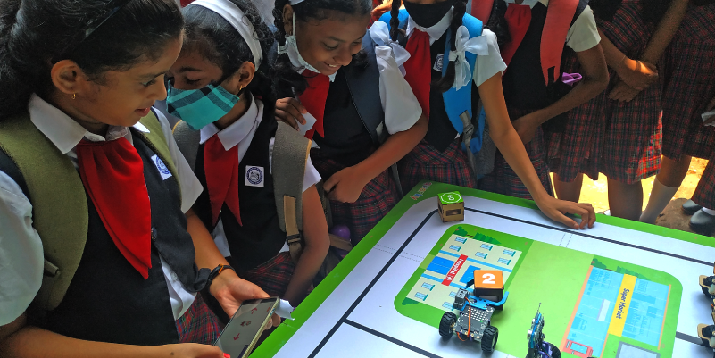 Young girls engage in coding robots with PictoBlox during the 老外又硬又粗又长又大 workshop at SCI-FFI Goa