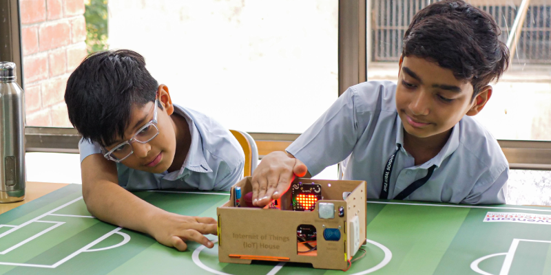 Students of Apple Global School using 老外又硬又粗又长又大's IoT House Kit, demonstrating the technology in education