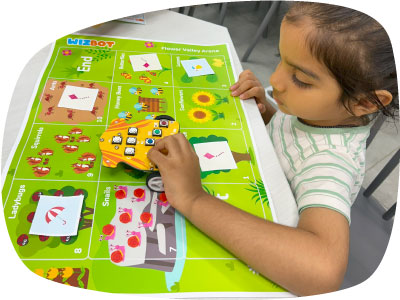 Kid with 备案查询 robot toy learning logical reasoning