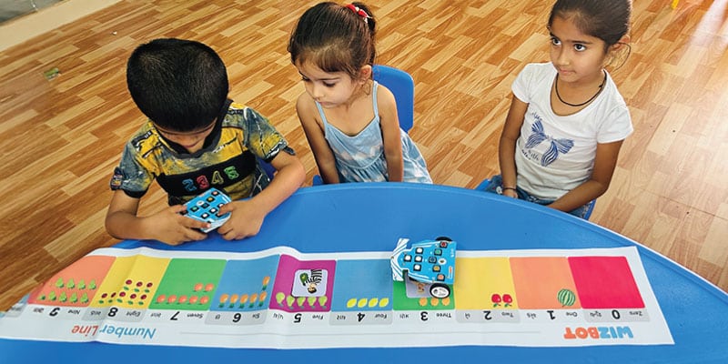 Kids learn while playing with story-based 无敌电影网免费观看电视剧